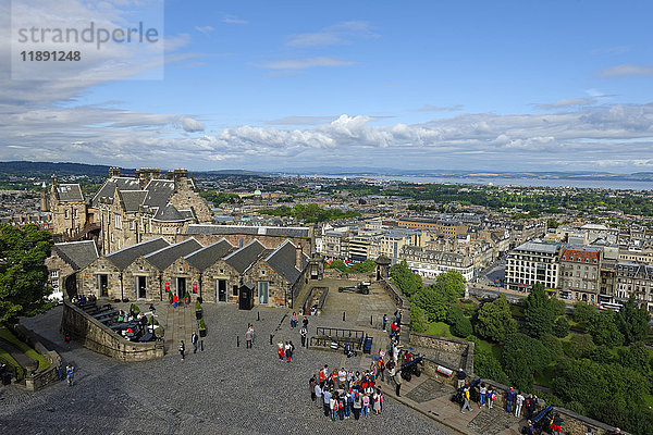 UK  Schottland  Edinburgh  Blick von Edinburgh Castle auf die Stadt