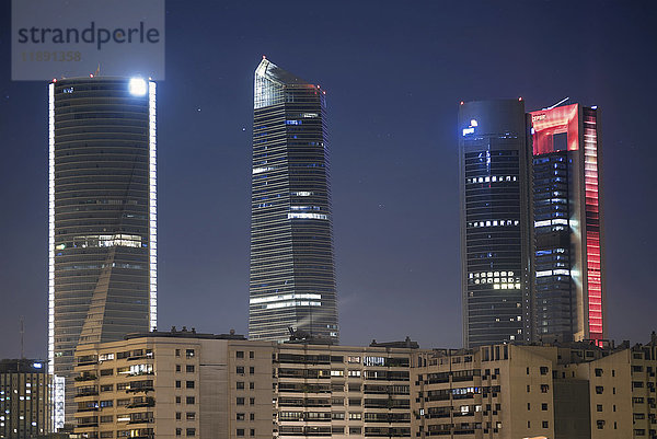 Spanien  Madrid  beleuchtete Wolkenkratzer im Finanzviertel bei Nacht