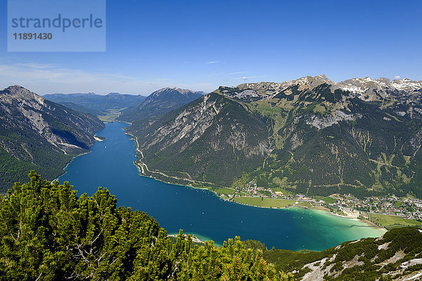Österreich  Tirol  Blick auf den Achensee mit Rofan und Pertisau im Hintergrund