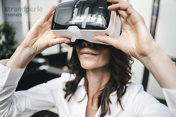 Geschäftsfrau mit VR-Brille im Büro