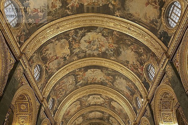 St. John's Co-Cathedral  goldgeschmücktes Kirchenschiff mit Deckengemälden von Mattia Preti  Barock  Valletta  Malta  Europa