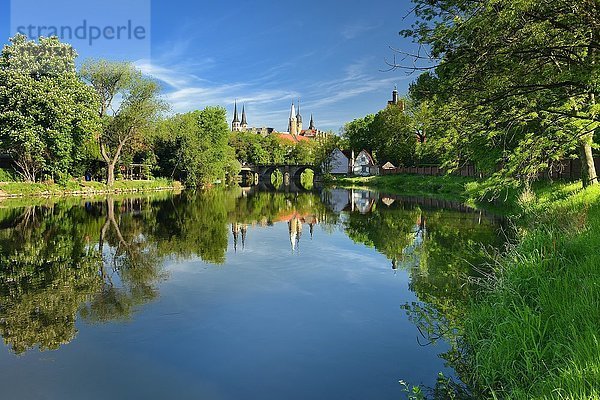 Der Merseburger Dom und das Merseburger Schloss spiegeln sich in der Saale  Merseburg  Sachsen-Anhalt  Deutschland  Europa