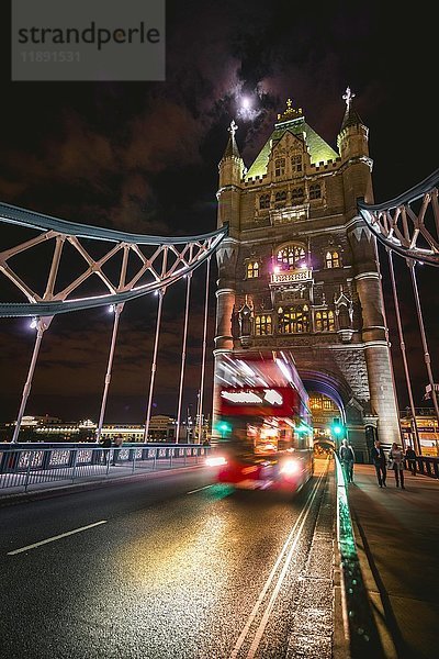 Roter Doppeldeckerbus auf der Tower Bridge  Nachtaufnahme  Southwark  London  England  Vereinigtes Königreich  Europa