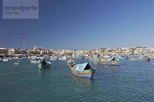 Stadtbild mit bunten Fischerbooten  Luzzus  Marsaxlokk  Malta  Europa