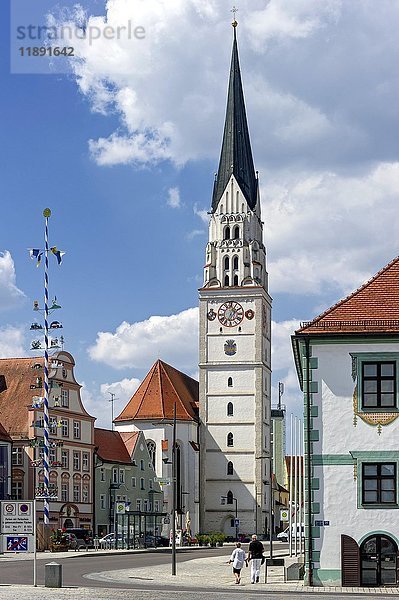 Hauptplatz mit Maibaum  Pfarrkirche St. Johannes Baptist  Pfaffenhofen  Oberbayern  Bayern  Deutschland  Europa