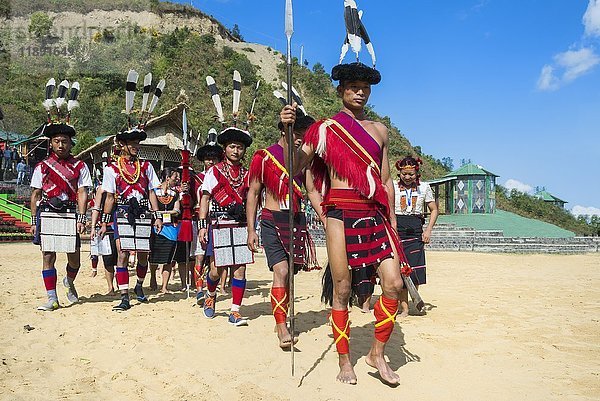 Teilnehmerparade beim Hornbill Festival  Kohima  Nagaland  Indien  Asien