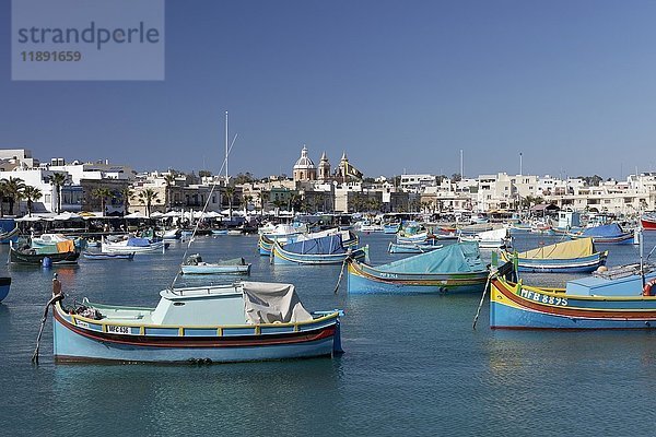 Stadtbild mit bunten Fischerbooten  Luzzus  Marsaxlokk  Malta  Europa
