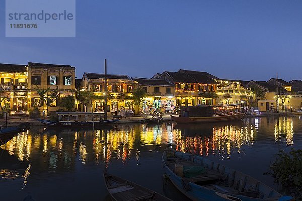 Altstadt bei Nacht  Fluss Thu Bon im Vordergrund  Hoi An  Vietnam  Asien