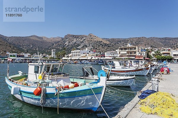 Fischerboote im Voulismeni-See  Agios Nikolaos  Kreta  Griechenland  Europa