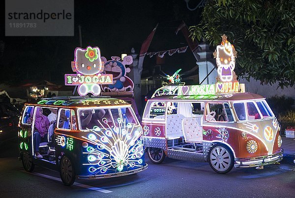 Bunt mit LEDs beleuchtete Autos  Tretauto  Yogyakarta  Java  Indonesien  Asien
