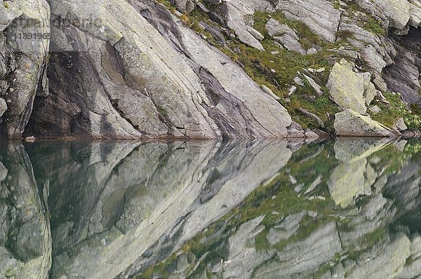 Felsen  die sich im Wasser spiegeln  Unterer Wildgerlos See  Gerlos  Österreich  Europa