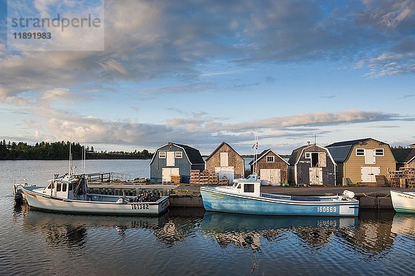 Kleines Fischerboot im Hafen von Stanley Bridge  Prince Edward Island  Kanada  Nordamerika