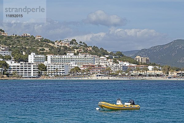 Schlauchboot beim Ankern vor der Küste  Santa Ponca  Mallorca  Spanien  Europa