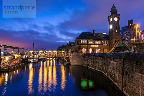 Uhrenturm  Pegelturm  Brücke  Pier  St. Pauli Landungsbrücken  Hafen  Nachtaufnahme  Landungsbrücken  Elbe  St.Pauli  Hamburg  Deutschland  Europa