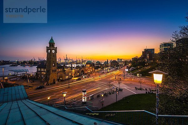 Uhrenturm  Pegelturm  St. Pauli Landungsbrücken mit Hafen bei Sonnenuntergang  Abendrot  Landungsbrücken  Elbe  St.Pauli  Hamburg  Deutschland  Europa