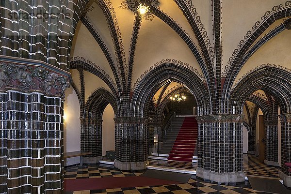 Eingangshalle mit glasierten Ziegeln  Rathaus Lübeck  Schleswig-Holstein  Deutschland  Europa