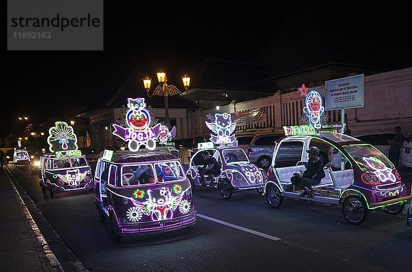 Bunt mit LEDs beleuchtete Autos  Tretauto  Yogyakarta  Java  Indonesien  Asien