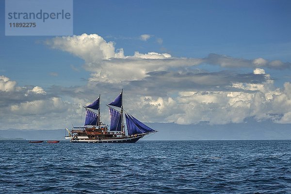 Phinisi Segelboot  Raja-Ampat  Insel Kri  Dampierstraße  West-Papua  West-Neuguinea  Indonesien  Asien