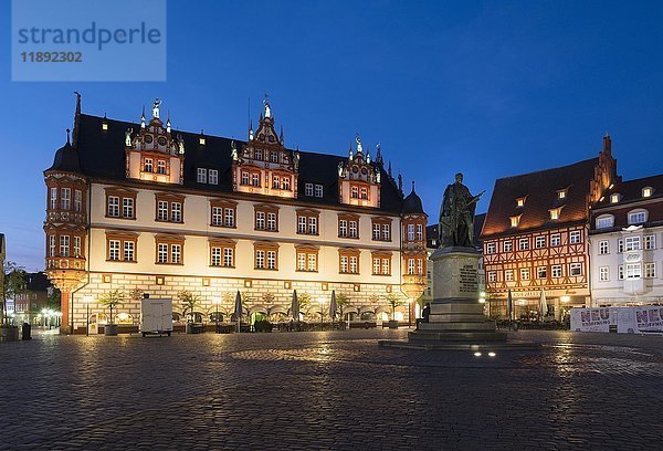 Stadthaus und Prinz-Albert-Denkmal  Marktplatz  Coburg  Oberfranken  Franken  Bayern  Deutschland  Europa