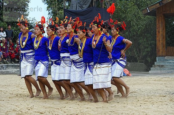 Ritueller Stammestanz auf dem Hornbill Festival  Kohima  Nagaland  Indien  Asien