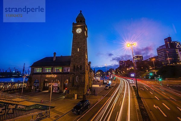 Uhrenturm  Pegelturm  St. Pauli Landungsbrücken mit Straße  Nachtaufnahme  Landungsbrücken  Hafen  St.Pauli  Hamburg  Deutschland  Europa