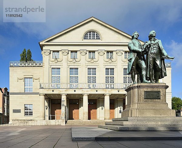 Goethe-Schiller-Denkmal vor dem Deutschen Nationaltheater  Weimar  Thüringen  Deutschland  Europa