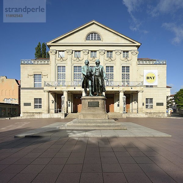 Goethe-Schiller-Denkmal vor dem Deutschen Nationaltheater  Weimar  Thüringen  Deutschland  Europa