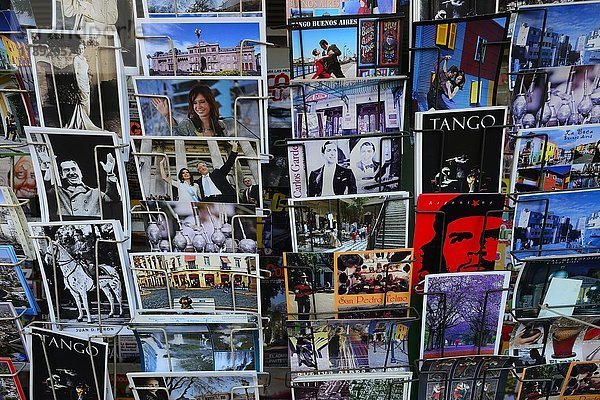 Verschiedene Postkarten in einem Ausstellungsständer  Buenos Aires  Argentinien  Südamerika
