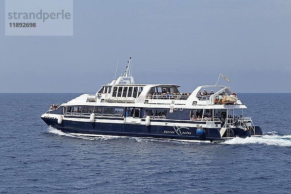 Ausflugsboot mit Touristen  Mallorca  Spanien  Europa