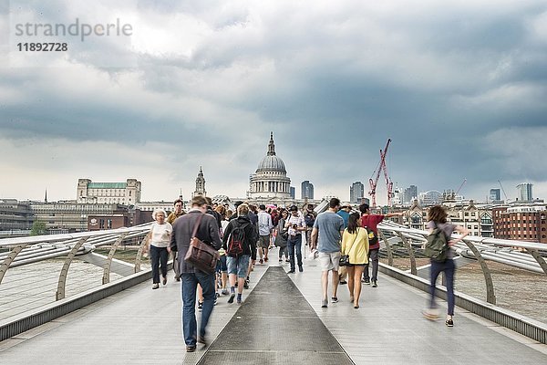 Millennium Bridge und St. Paul's Cathedral  Bewegungsunschärfe  London  England  Vereinigtes Königreich  Europa