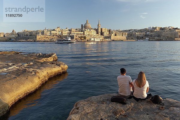 Blick vom Felsenufer von Valletta  von Sliema  Abendlicht  Valletta  Malta  Europa