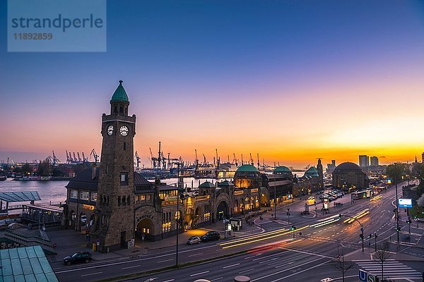 Uhrenturm  Pegelturm  St. Pauli Landungsbrücken mit Hafen bei Sonnenuntergang  Abendrot  Landungsbrücken  Elbe  St.Pauli  Hamburg  Deutschland  Europa