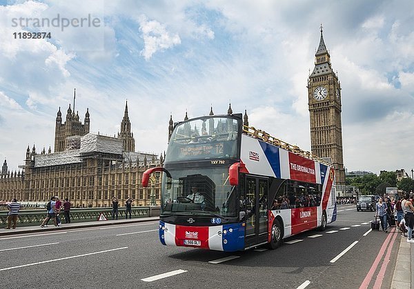 Bus mit Großbritannien-Flagge auf Westminster Bridge  Palace of Westminster  Houses of Parliament mit Big Ben  City of Westminster  London  England  Vereinigtes Königreich  Europa