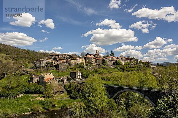 Blick auf Saint Arcons  Schluchten von Allier  Departement Haute-Loire  Auvergne-Rhône-Alpes  Frankreich  Europa