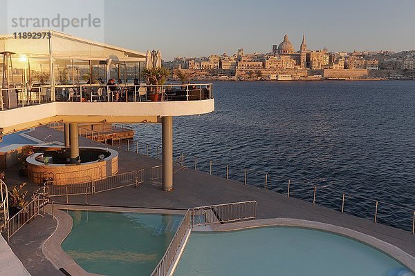 Blick von Sliema auf Valletta  vor dem Restaurant The Terrace and Pool  Abendlicht  Valletta  Malta  Europa