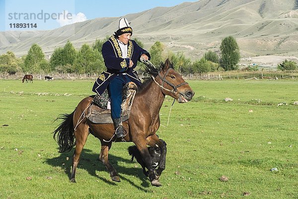 Kasachische Reiterin in traditioneller Kleidung  Dorf Sati  Tien Shan-Gebirge  Kasachstan  Asien