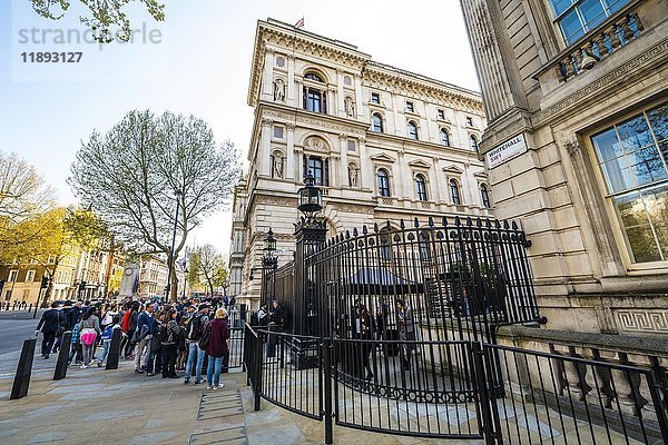 Barrikade  Polizei und Touristen am Eingang zur Downing Street  Regierungsviertel  London  England  Vereinigtes Königreich  Europa