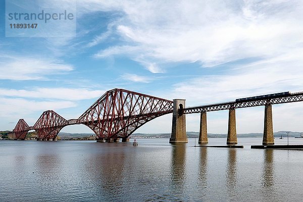 Forth Bridge  Stahlbrücke  Firth of Forth  Schottland  UK