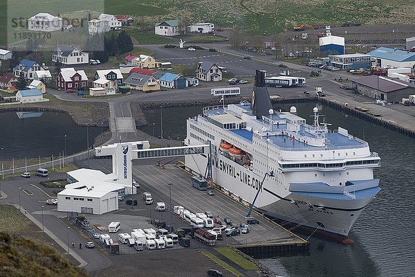 Norrøna-Fähre im Hafen  Seyðisfjörður  Ostisland  Insel