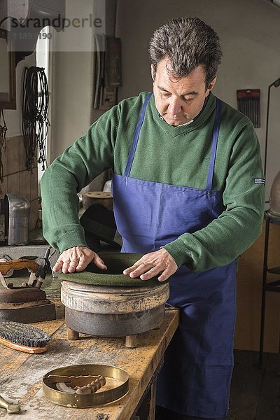 Hutmacher  der einen Hut aus trockenem Wollfilz in eine Form drückt  Hutmacherwerkstatt  Bad Aussee  Steiermark  Österreich  Europa