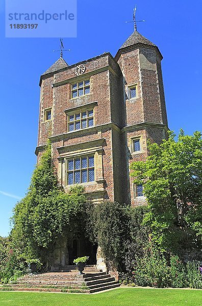 Roter Backsteinturm und blauer Himmel  Schlossgärten von Sissinghurst  Kent  England  Vereinigtes Königreich  Europa