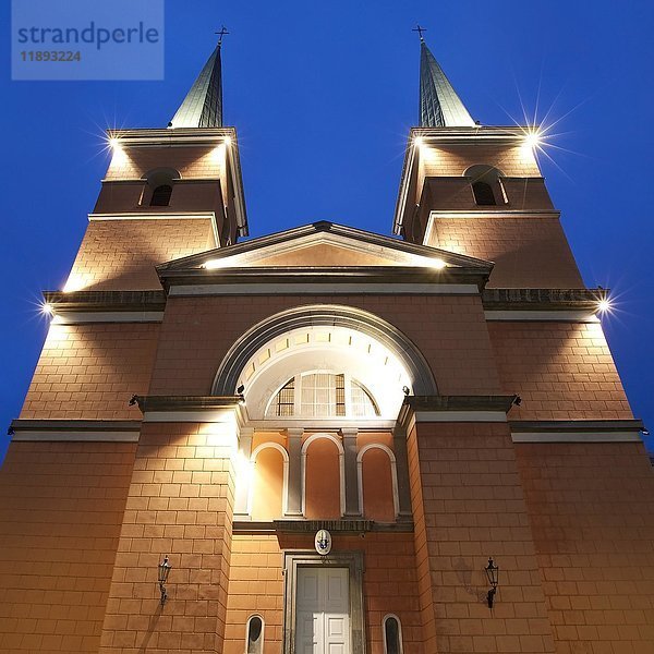 St. Laurentiuskirche zur blauen Stunde  Wuppertal  Bergisches Land  Nordrhein-Westfalen  Deutschland  Europa
