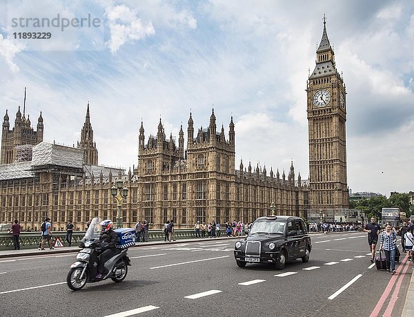 Londoner Taxi auf der Westminster Bridge  Palace of Westminster  Houses of Parliament mit Big Ben  City of Westminster  London  England  Vereinigtes Königreich  Europa