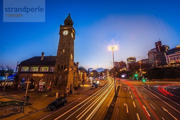 Uhrenturm  Pegelturm  St. Pauli Landungsbrücken mit Straße  Nachtaufnahme  Landungsbrücken  Hafen  St.Pauli  Hamburg  Deutschland  Europa