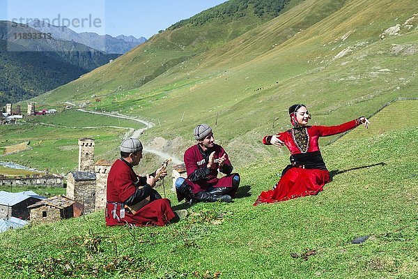 Georgier einer Folkloregruppe spielen Panduri und tanzen in traditioneller georgischer Kleidung  Ushguli  Region Svaneti  Georgien  Asien