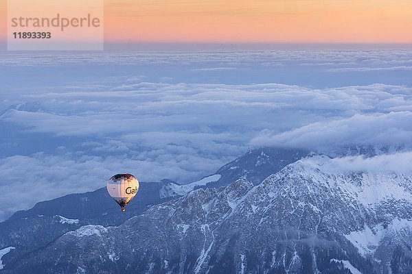 Morgenlicht  Sonnenaufgang während einer Ballonfahrt  Blick auf die Alpen  Position ca. 5400 m über NN  über Neukirchen am Großvenediger  Blickrichtung Westendorf und Kitzbühel  Österreich  Europa