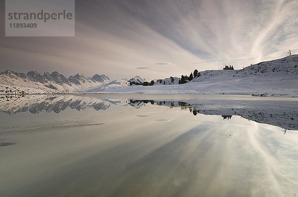 Kalkkögelgebirge  das sich in einem kleinen See spiegelt  Tirol  Österreich  Europa