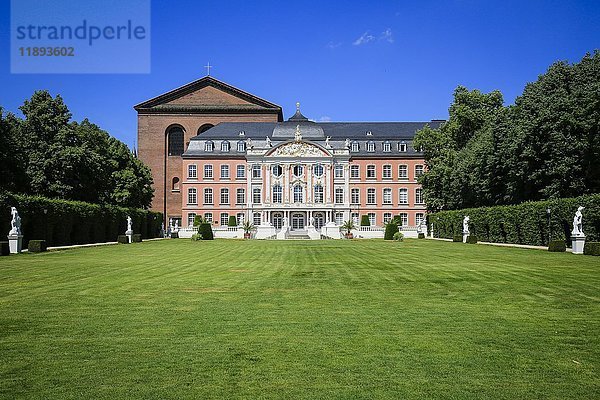 Kurfürstliches Palais  Palastgarten  Trier  Rheinland-Pfalz  Deutschland  Europa