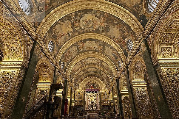 St. John's Co-Cathedral  goldgeschmücktes Kirchenschiff mit Deckengemälden von Mattia Preti  Barock  Valletta  Malta  Europa