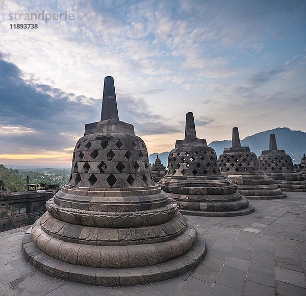 Tempelanlage Borobudur bei Sonnenaufgang  Stupas  Wolkenhimmel  Borobudur  Yogyakarta  Java  Indonesien  Asien